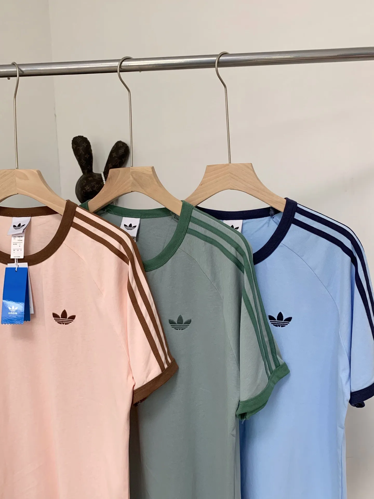(Evergreen model Dopamine) Adidas Clover Classic Contrast Color Short Sleeve Retro and Comfort Double Online The brand DNA is full: the iconic clover logo + three-stripe design on the shoulders, low-key showing a sense of sports fashion, contrasting edged collar + cuffs, with an American Retro film feel, saying goodbye to the monotony of basic models. Skin-friendly Breathable experience: Select high-quality pure cotton fabrics, soft and skin-friendly, moisture-wicking and sweat-wicking, suitable for daily wear, sports, and going out on the street. Three colors are available: refreshing Light Blue, Retro dark green, and gentle peach pink. Each style can whiten and reduce age, and easily capture the summer atmosphere. Style number: A 249# Color: Light Blue Bean Green Pink Size: S-2XL